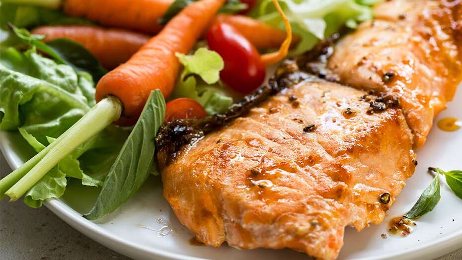 Als u wilt afvallen, moet u vis en verse groenten in uw dieet opnemen. 