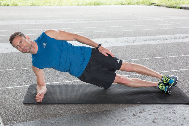 Een man voert oefeningen uit om gewicht te verliezen op zijn buik en zijkanten