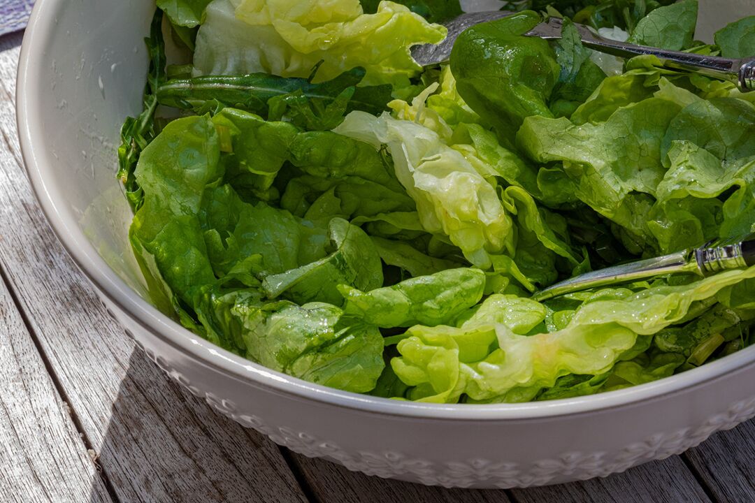 Frisse salade aangekleed met olijfolie
